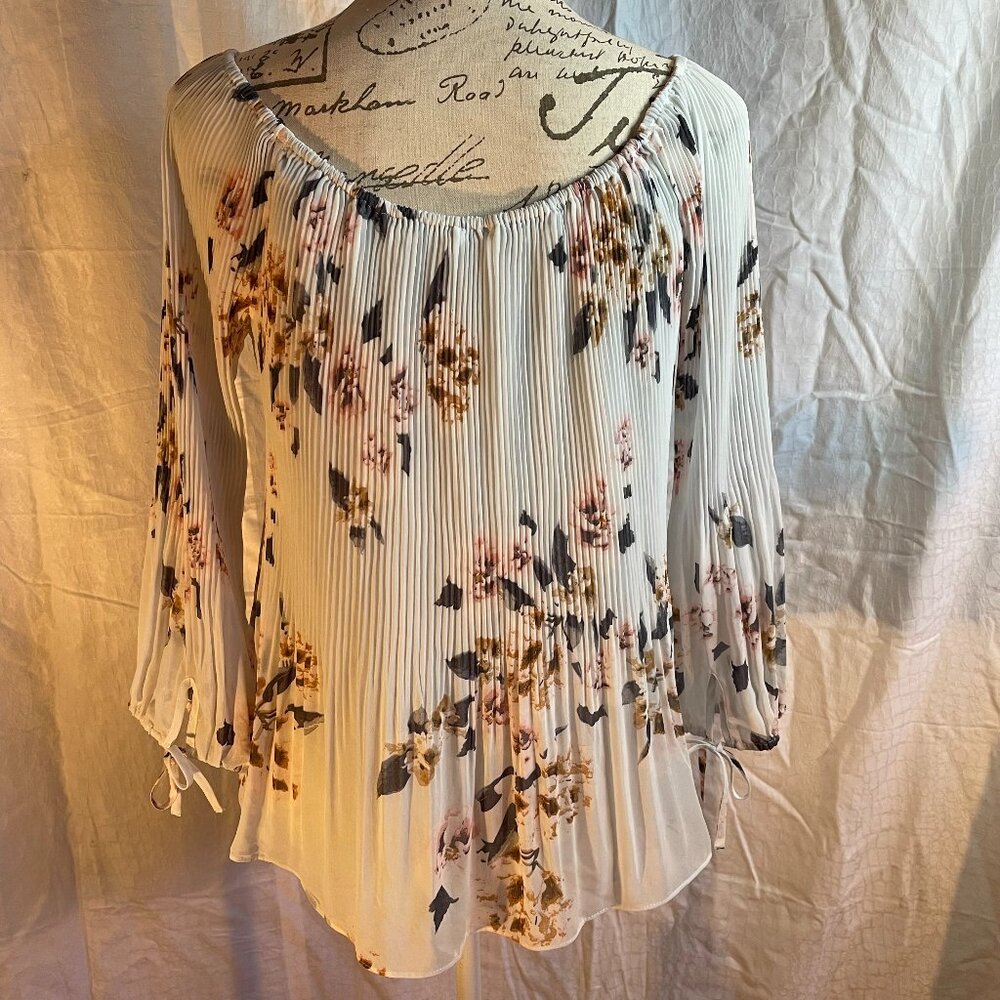 Floral light green pleated blouse size M